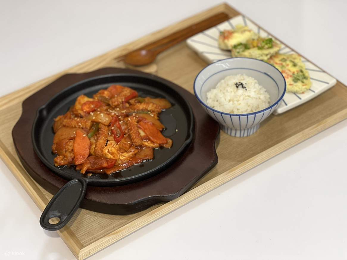 Gebratener Tintenfisch und gedämpfte Eier