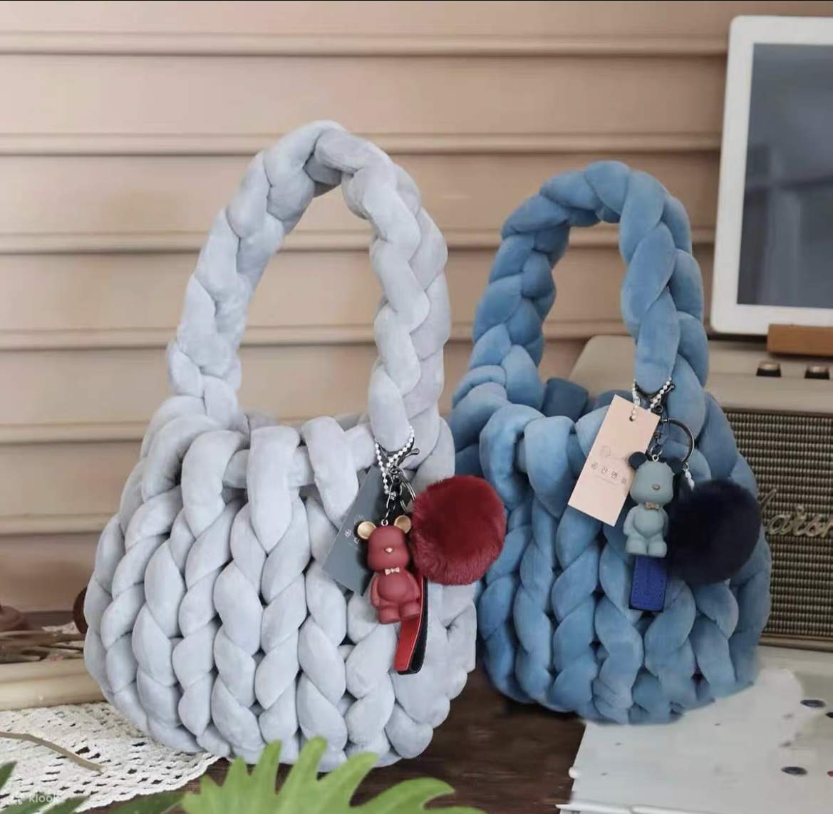 Мастер-класс по вязанию бархатной сумки вручную