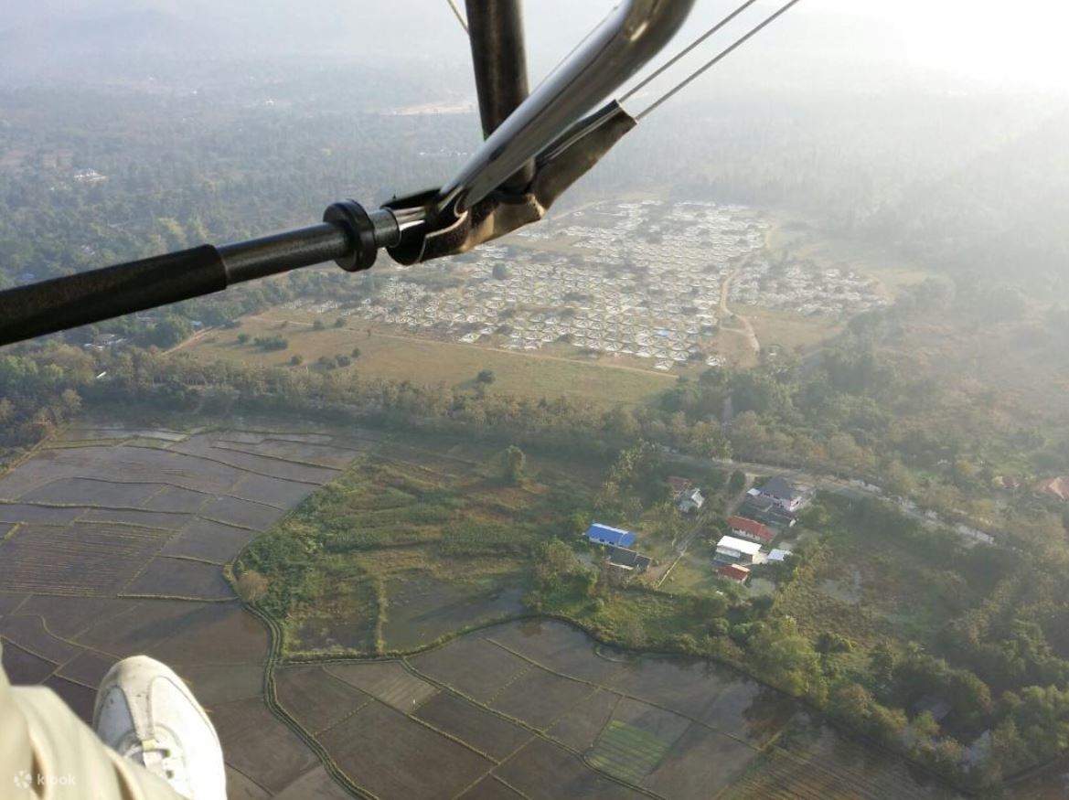 Genießen Sie einen aufregenden Flug über Reisfelder und den Mae Kueng Damm.