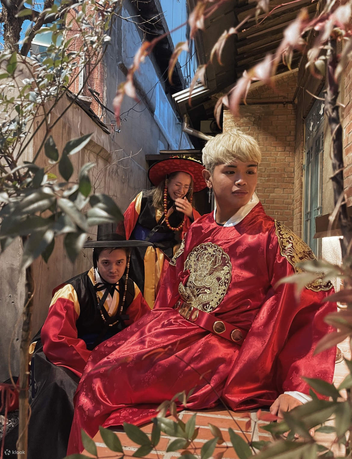 rakan-rakan memakai hanbok premium