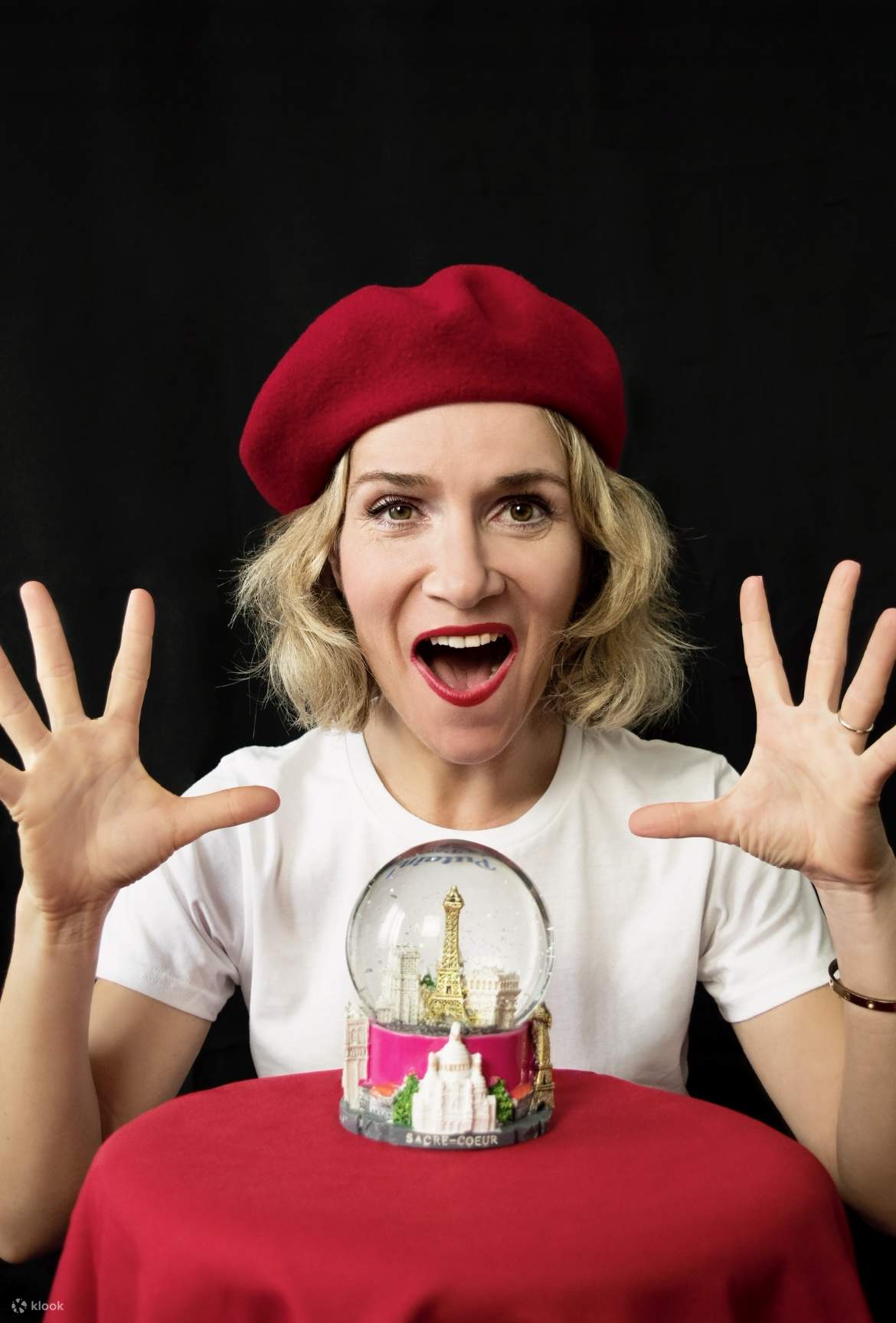 Julie Collas bergambar di hadapan Eiffel Tower