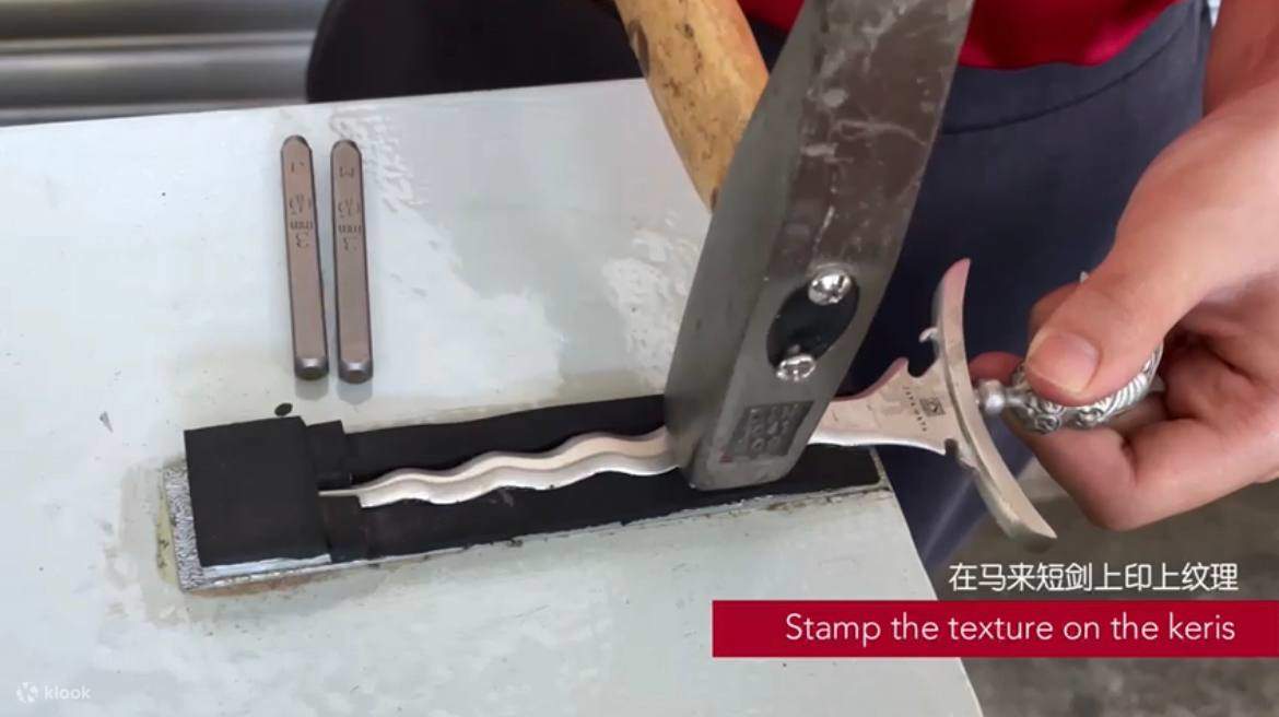 질감 망치를 사용하여 질감을 찍어보세요