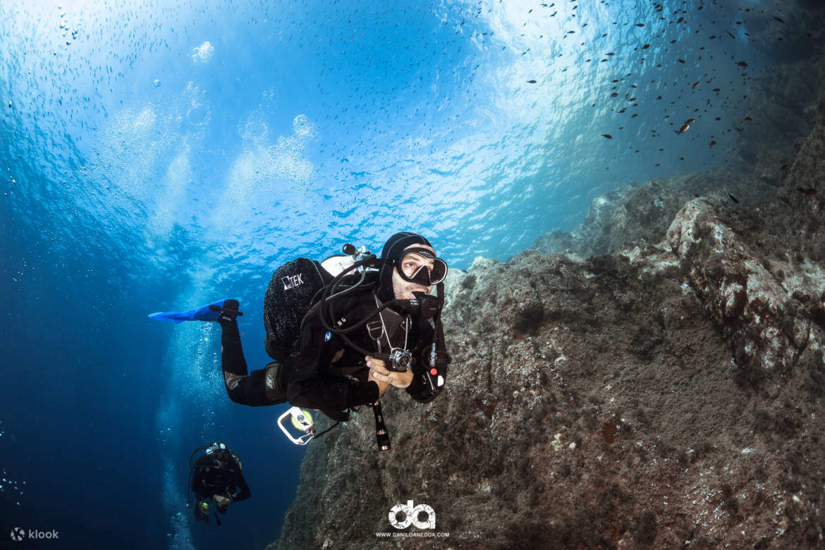 Nehmen Sie an unserem aufregenden Open Water Kurs in Cala Gonone teil, wo Sie mit jeder Lektion dem Ziel, ein zertifizierter Taucher zu werden, näher kommen.