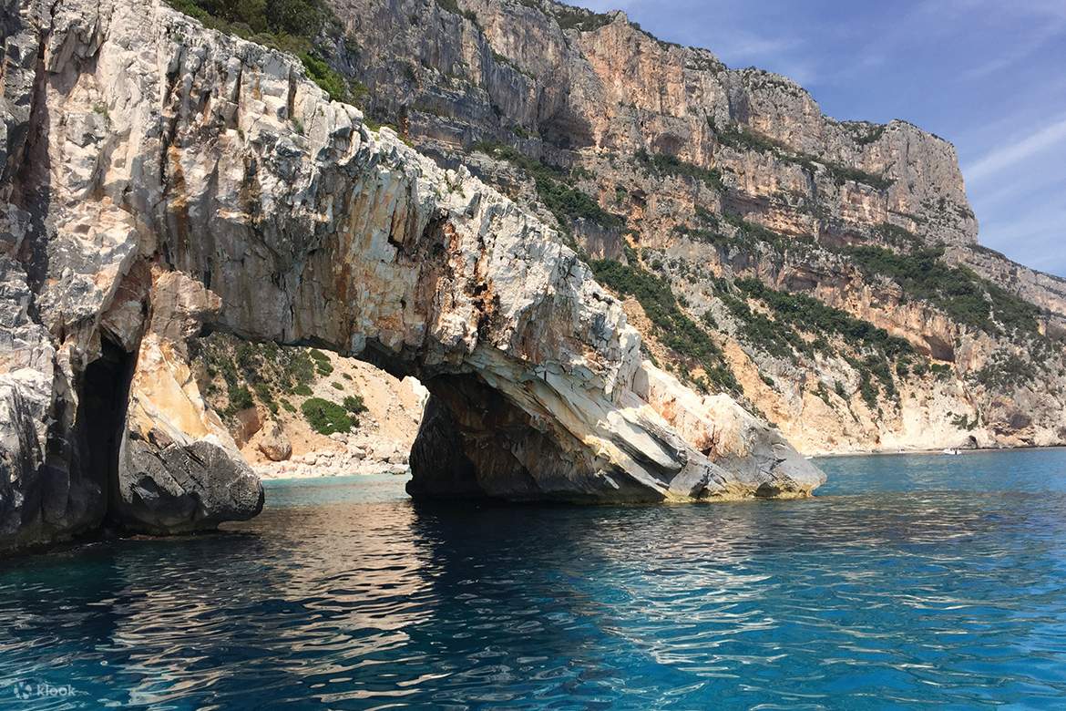 Chiêm ngưỡng cảnh quan ven biển tuyệt đẹp của Cala Gonone trong Khóa học Open Water, nơi những vách đá cao chót vót gặp gỡ biển xanh biếc