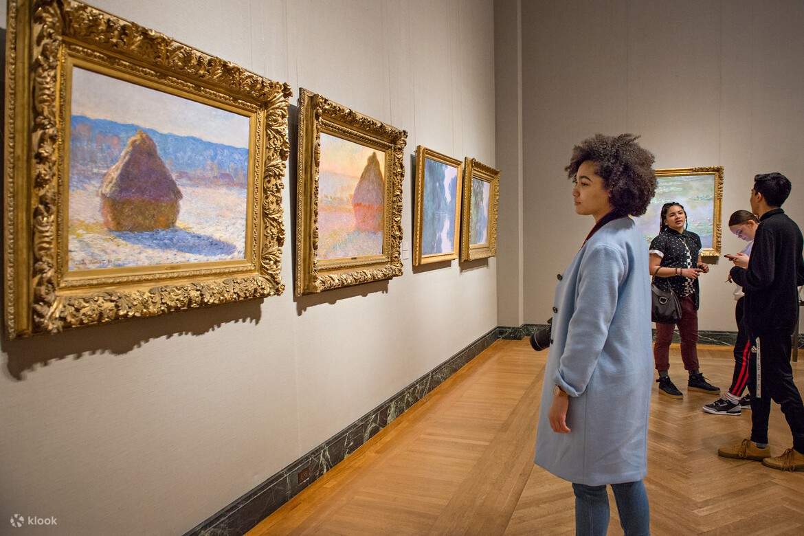 アートを鑑賞する女性