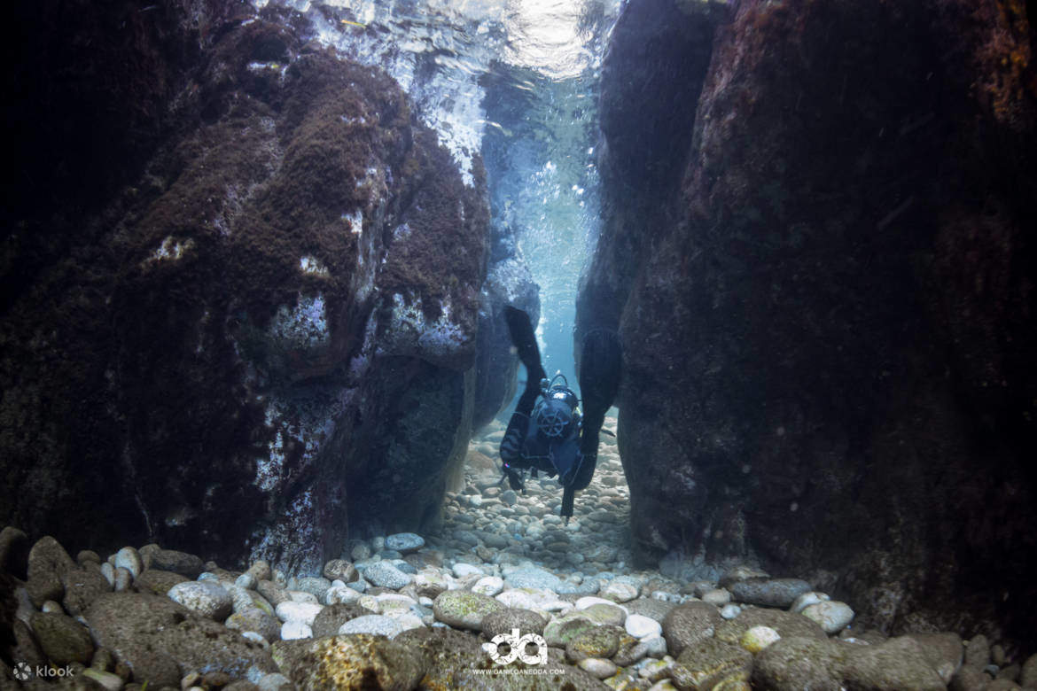 Erleben Sie den Nervenkitzel, das Tauchen in Cala Gonones kristallklarem Wasser zu erlernen, wo jeder Tauchgang eine Entdeckungsreise ist.