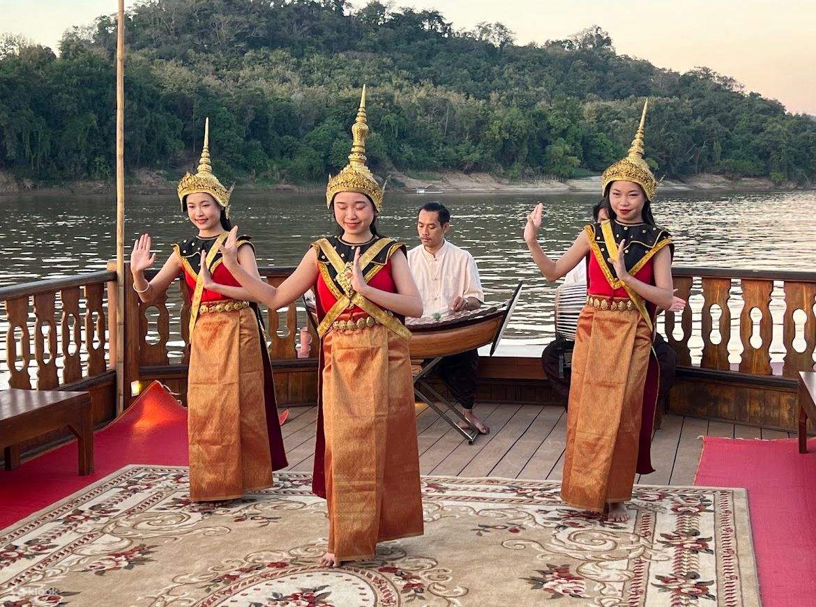 沉浸在老撾傳統舞蹈中