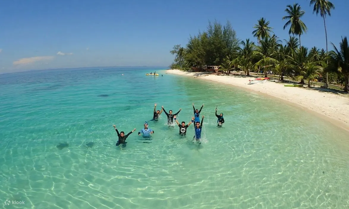 人们在 Pulau Kentut 附近游泳