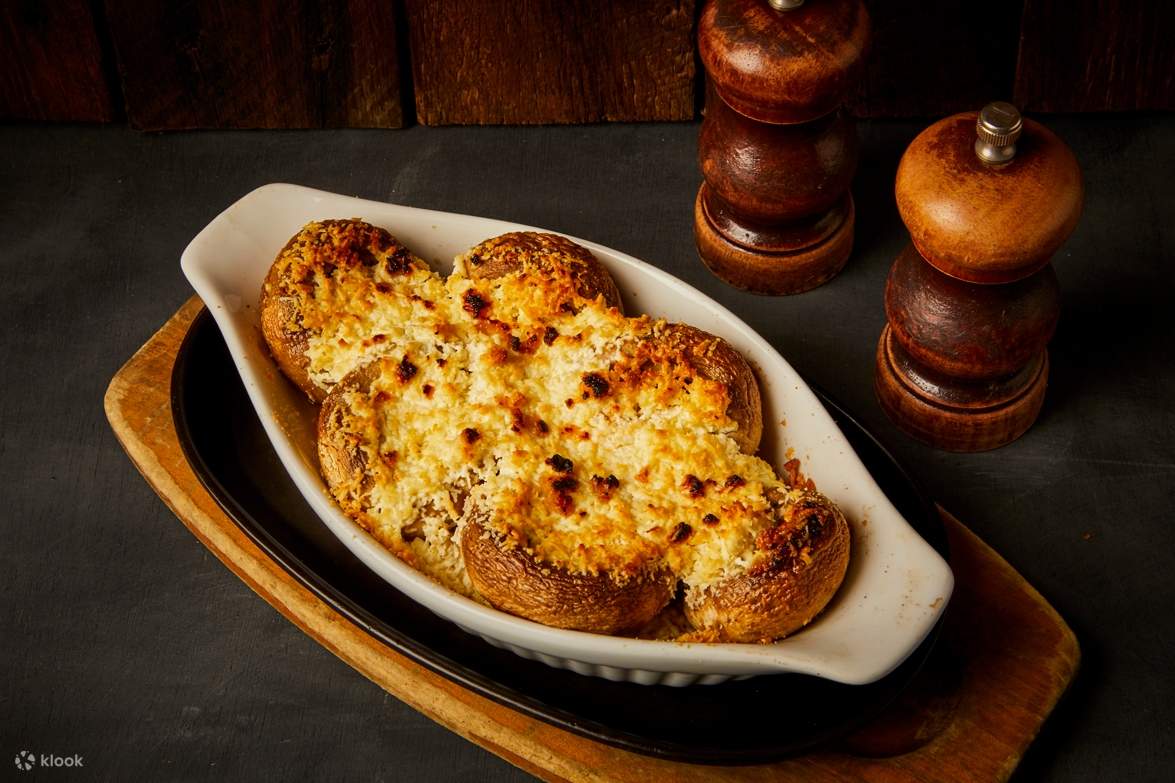 맛있는 마늘 버섯을 완벽하게 팬에 구워 따뜻하고 풍미 가득한 스타터를 제공합니다.