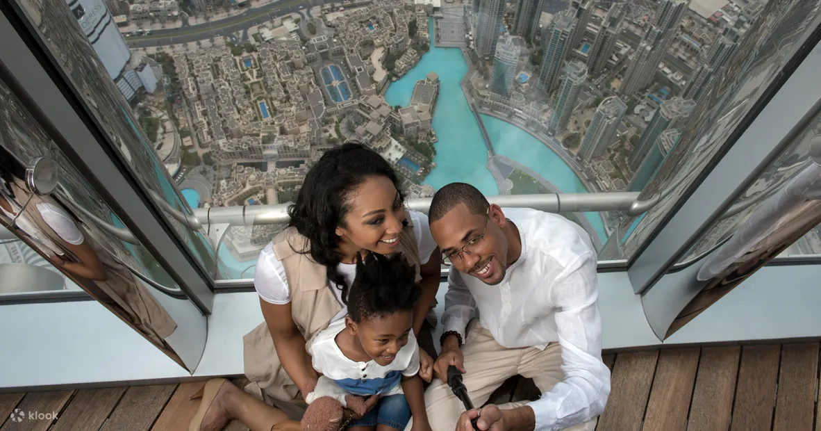 從哈里發塔 (Burj Khalifa) 觀景台拍照