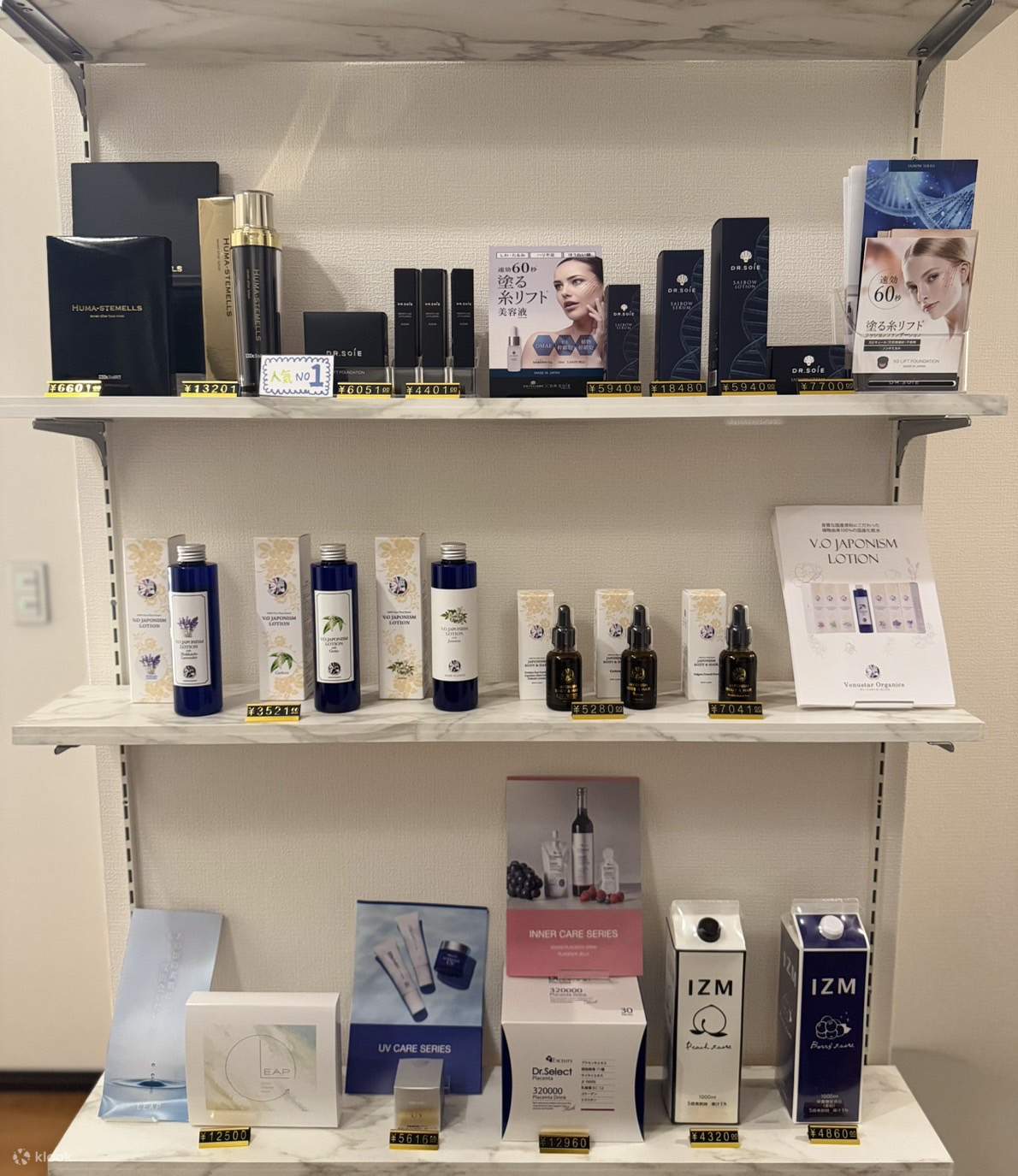 L'emplacement est idéal, à proximité de la station Ginza-itchome. Les services proposés répondent à divers besoins, notamment les soins aux cellules souches, le remodelage du visage, le massage facial, les soins anti-âge et les soins des pores. Les person