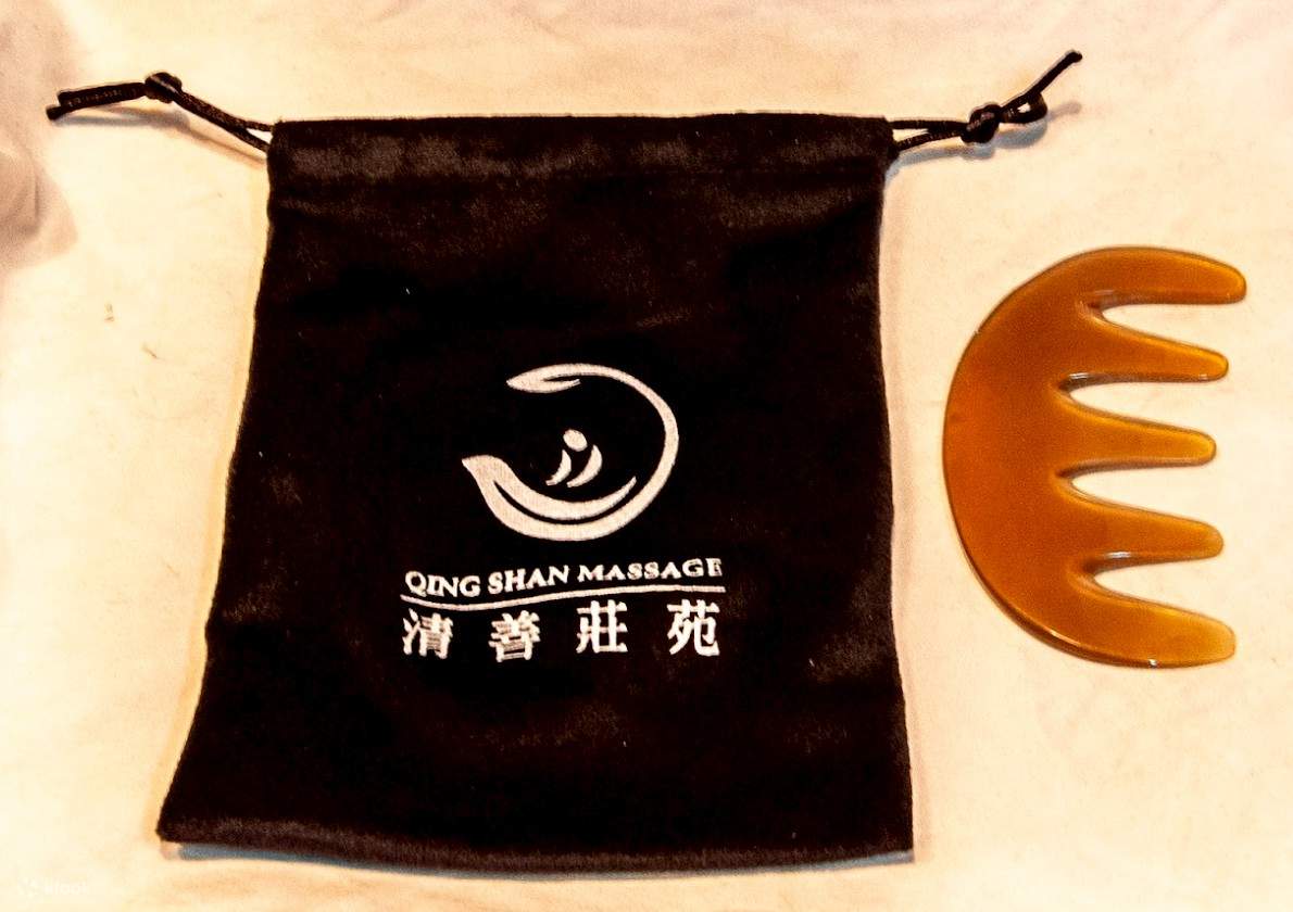 [ของขวัญฉลองเปิดร้านชิงซานเอสเตท] จองบริการนวด 90 นาทีขึ้นไป รับฟรี หวีเขาควายรุ่นลิมิเต็ดอิดิชั่น (มูลค่า 150 ดอลลาร์สหรัฐ) ผลิตจากเขาควายธรรมชาติ เป็นของขวัญที่สมบูรณ์แบบสำหรับประสบการณ์การพักผ่อนของคุณ มาพร้อมกับกระเป๋ากำมะหยี่สุดพิเศษ