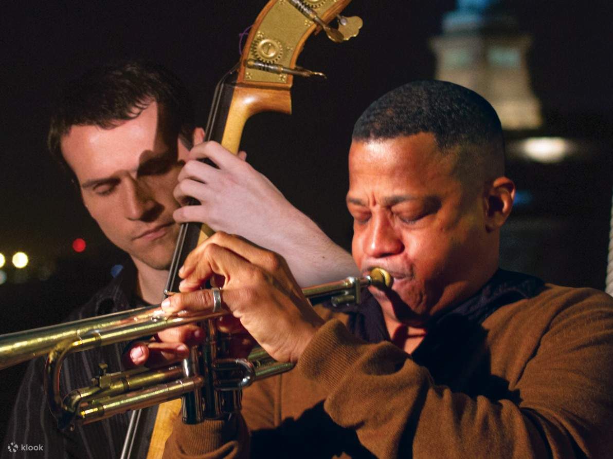 Một nghệ sĩ saxophone lắc lư theo điệu nhạc trên sân khấu, những giai điệu jazz tràn ngập không gian khi đám đông chăm chú lắng nghe