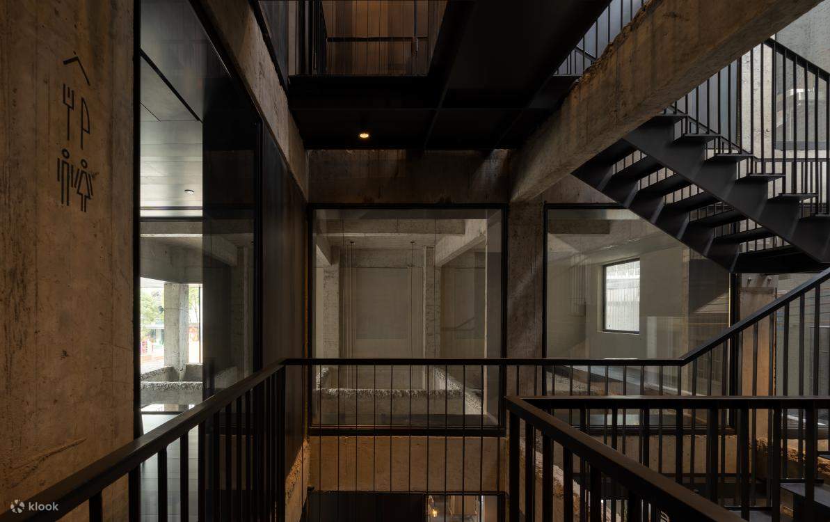 Sono esposti arredi per la casa di vari designer e marchi noti: le poltrone sono del marchio italiano CASSINA, le luci d'ambiente sono di MICHAEL ANASTASSIADES, i comodi divani multiposto sono di STELLAR WORKS.