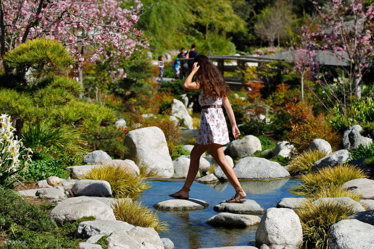 Ragazza che cammina sulle pietre