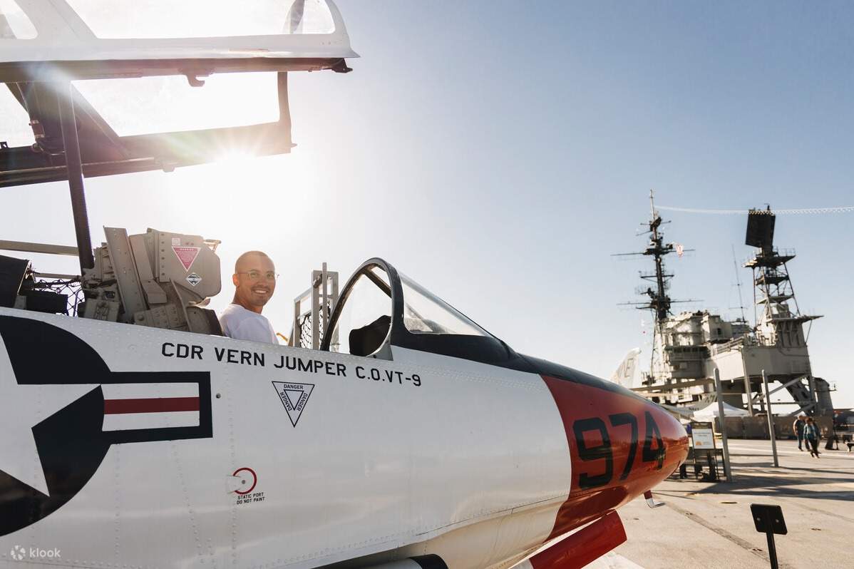 Mann sitzt in einem Kampfjet