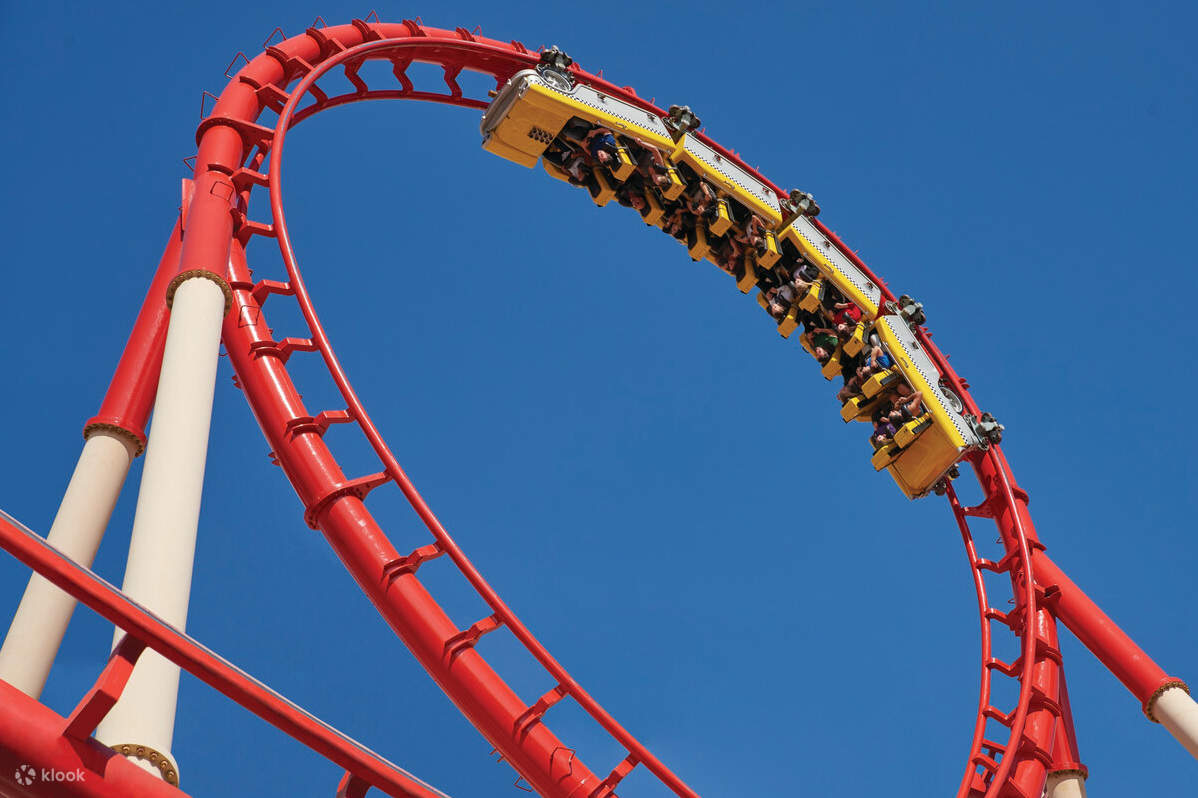 玩云霄飞车的人们