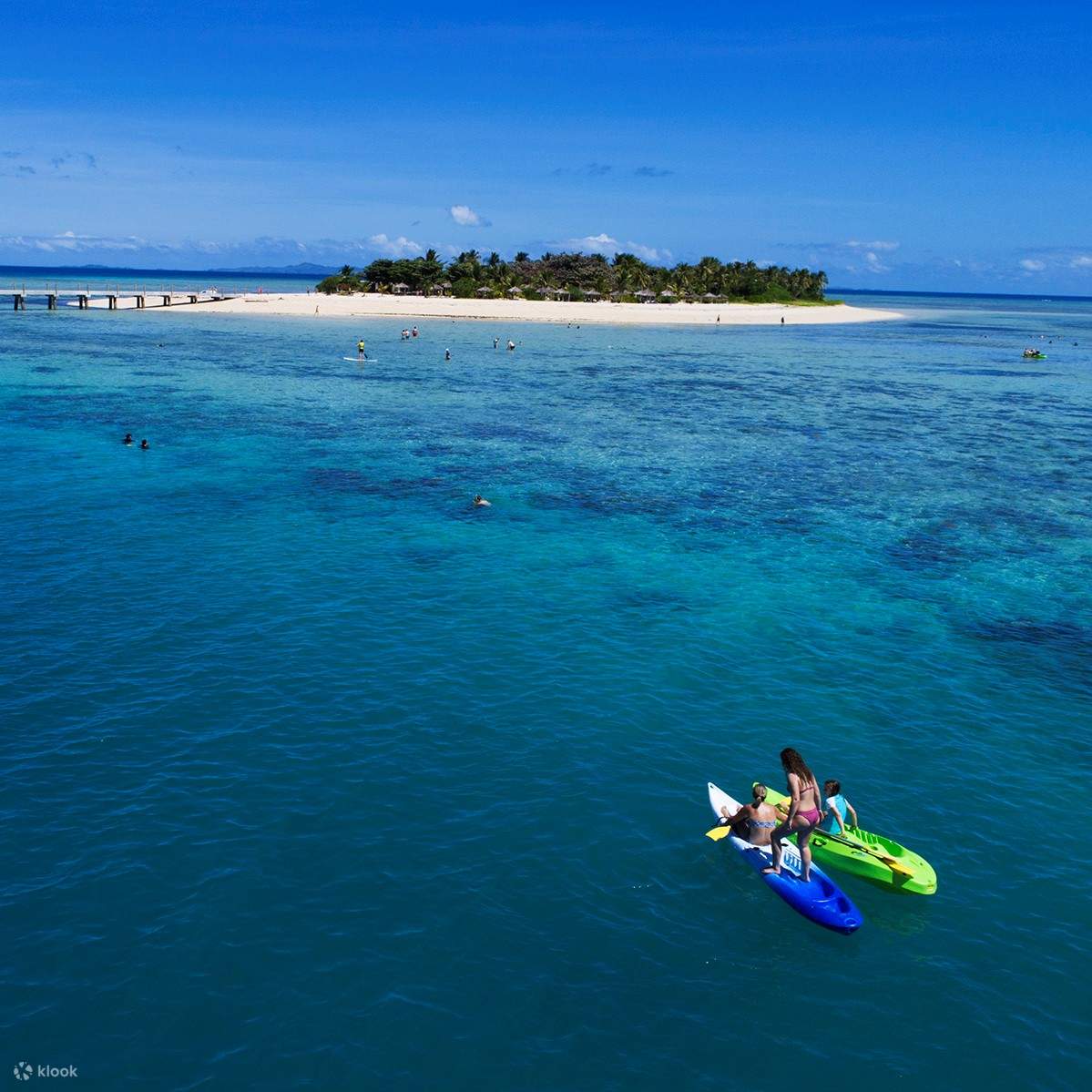 在提瓦島 (Tivua Island) 湛藍的海水中劃皮划艇