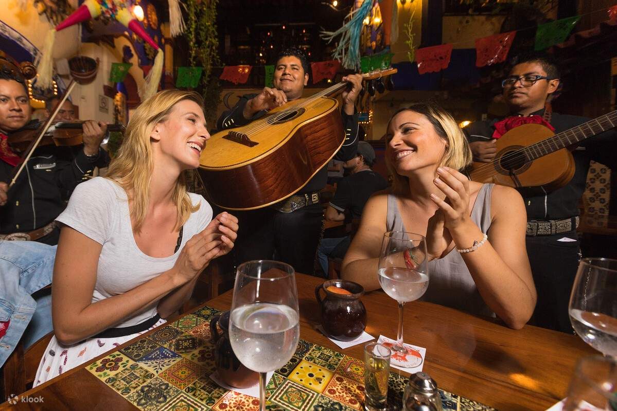 樂隊演奏音樂，女士們用餐