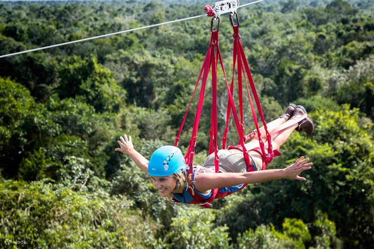乘坐飛索的女子