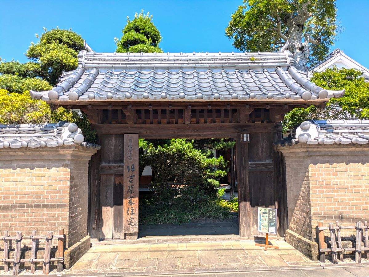 Experimente las tradiciones japonesas dentro de la antigua residencia de Yoshihara, una mansión de 200 años de antigüedad que una vez fue utilizada por los señores feudales del dominio de Yanagawa. Admire la exquisita artesanía en madera y la belleza arqu