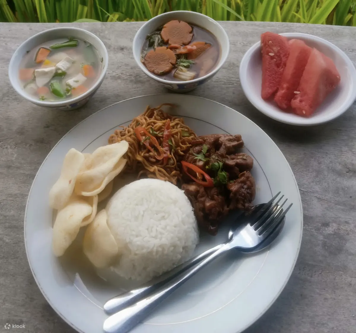 泛舟后享用午餐