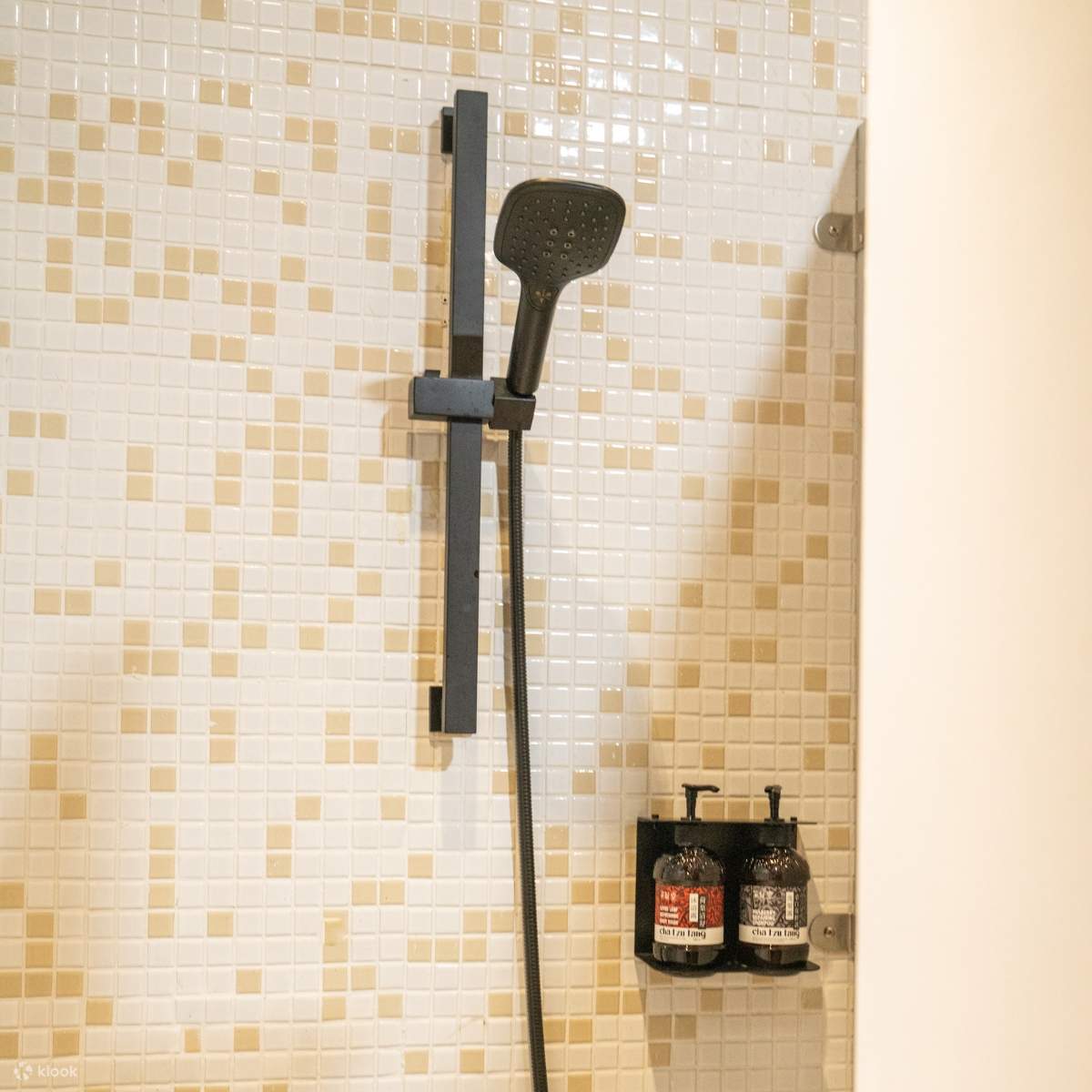 Cicada berkata: Matahari terbenam adalah panjang | Bilik mandi