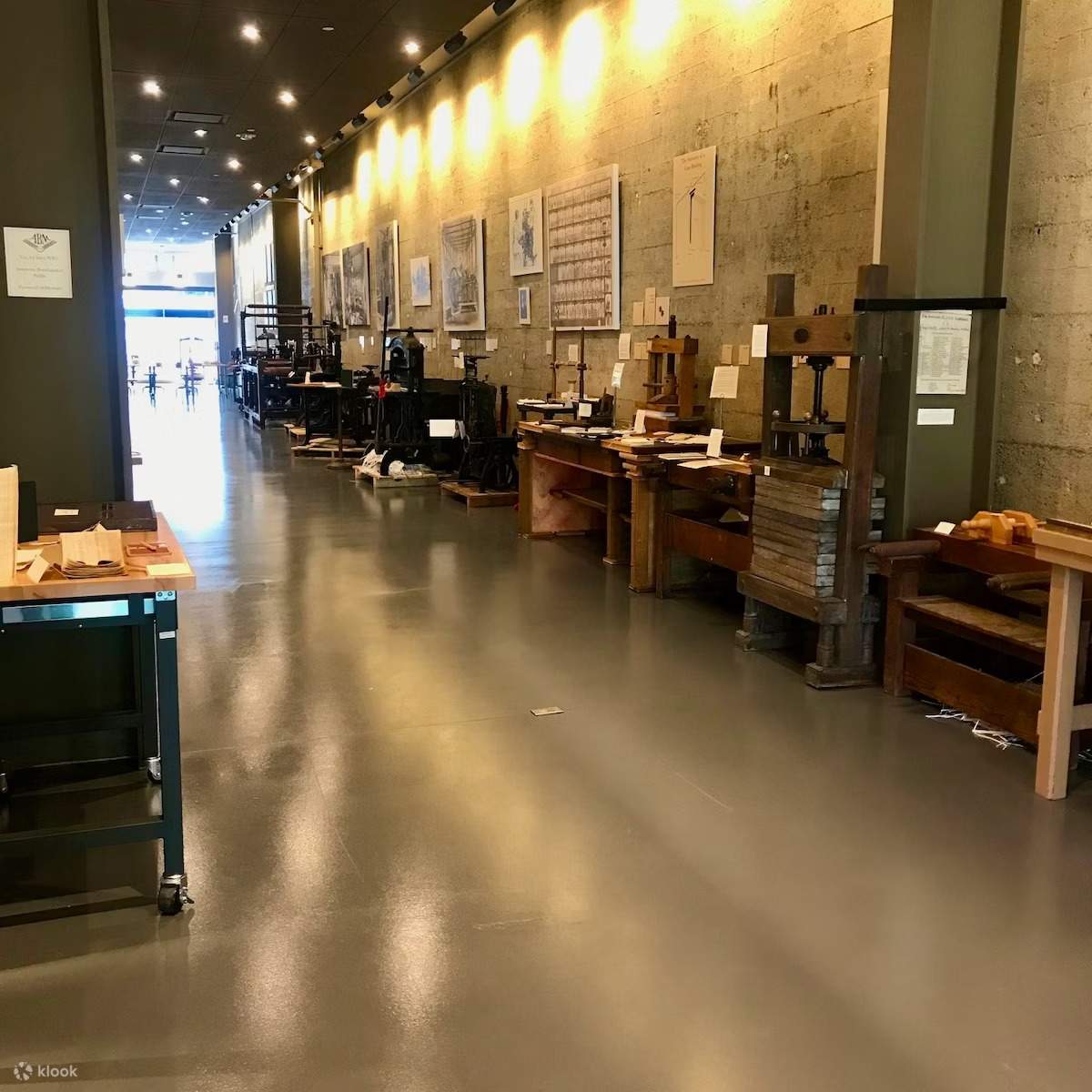 Lịch sử đóng sách hấp dẫn