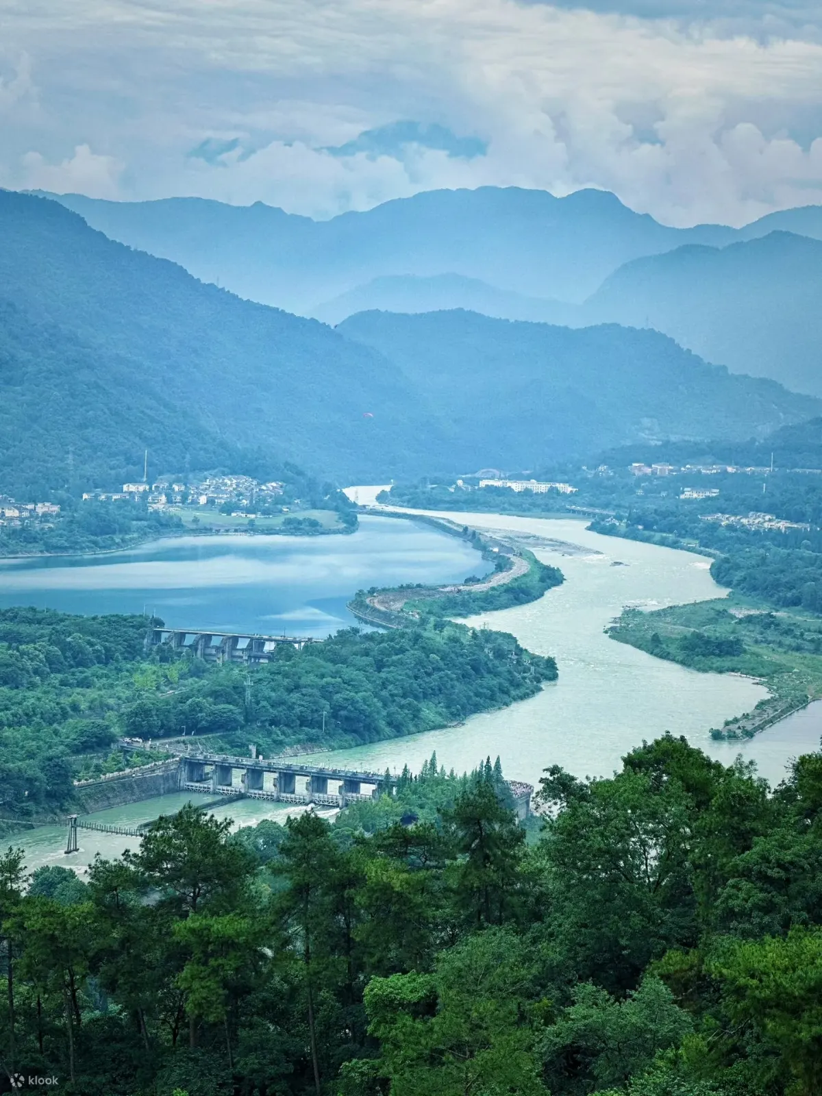 著名的古代水利工程都江堰，位于四川都江堰市城西，古时属都安县境而名为都安堰，宋元后称都江被誉为“独奇千古”的“镇川之宝”