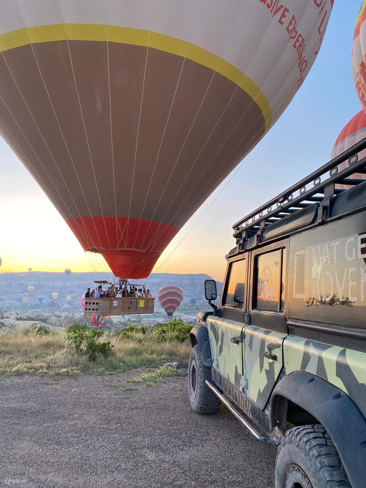 Vue survol en montgolfière au lever du soleil