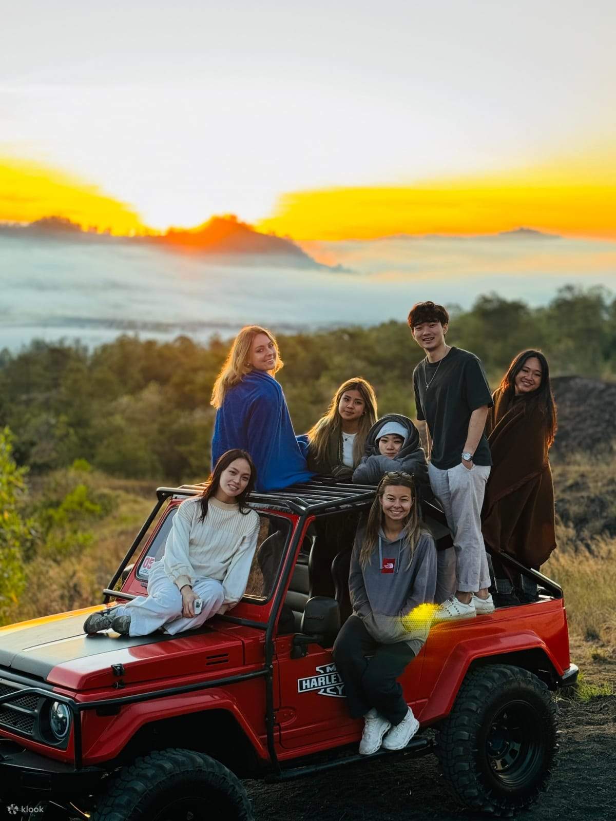 4륜 구동 지프차로 즐기는 친환경 바투르산 일출 체험