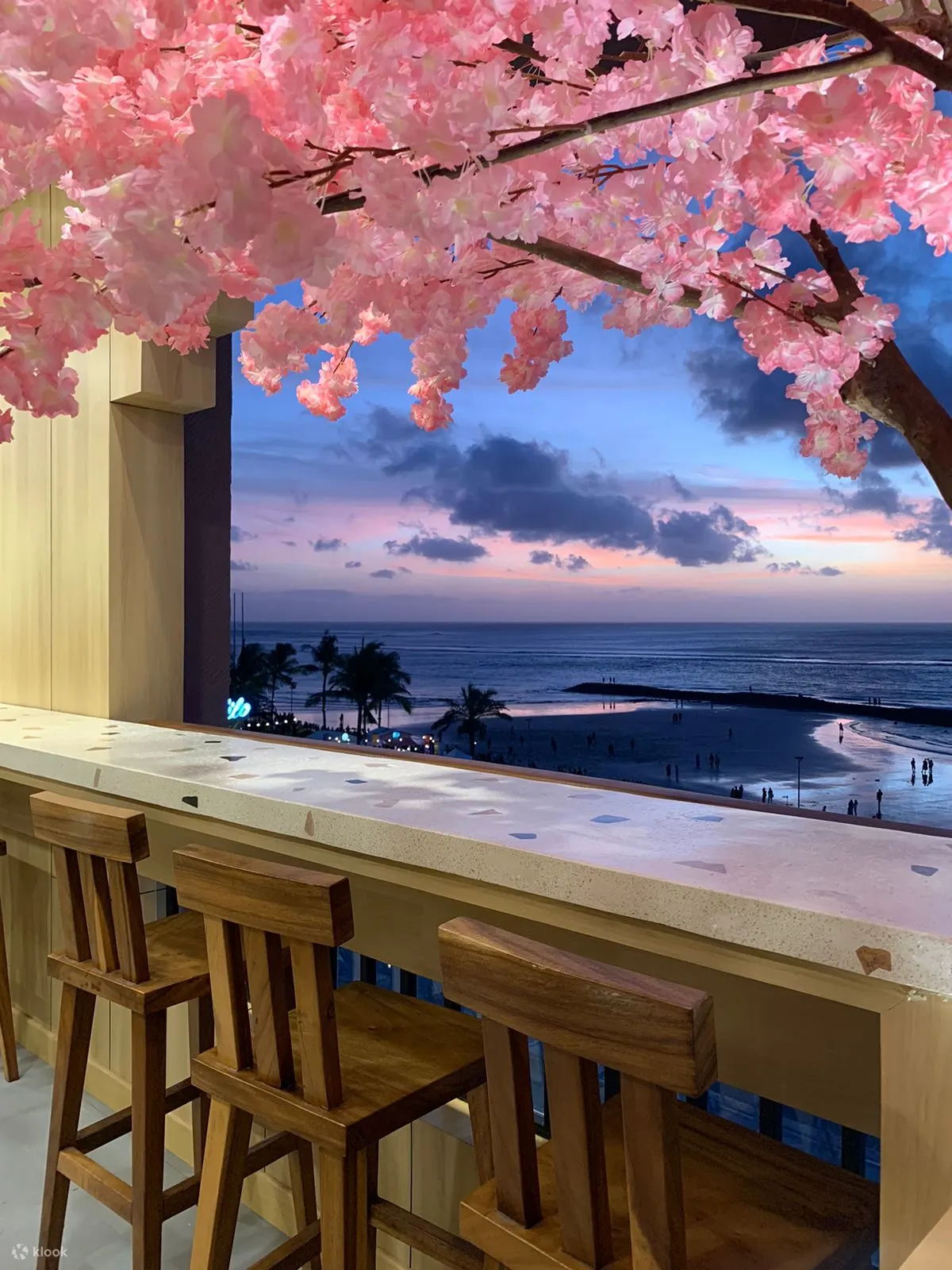 从 Kokuo Bali 眺望海滩