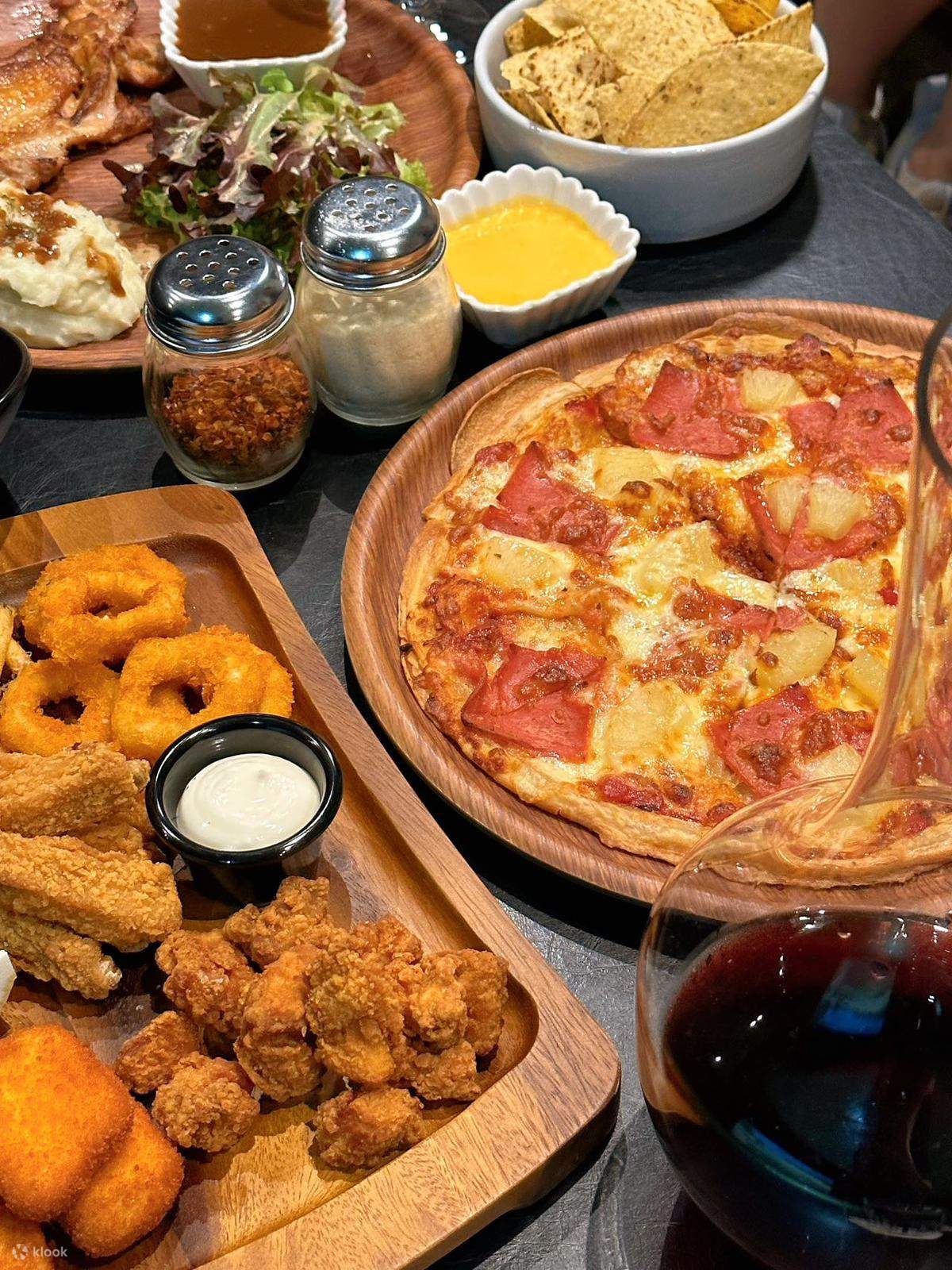 makanan dan minuman di dalam suite peribadi