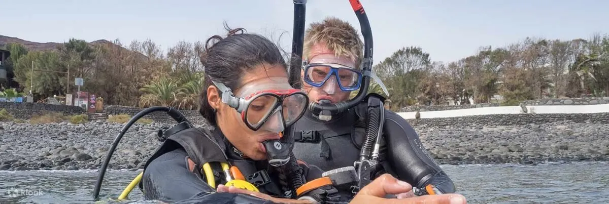 兰萨罗特岛的水下王国：PADI 5* 中心的开放水域潜水员
