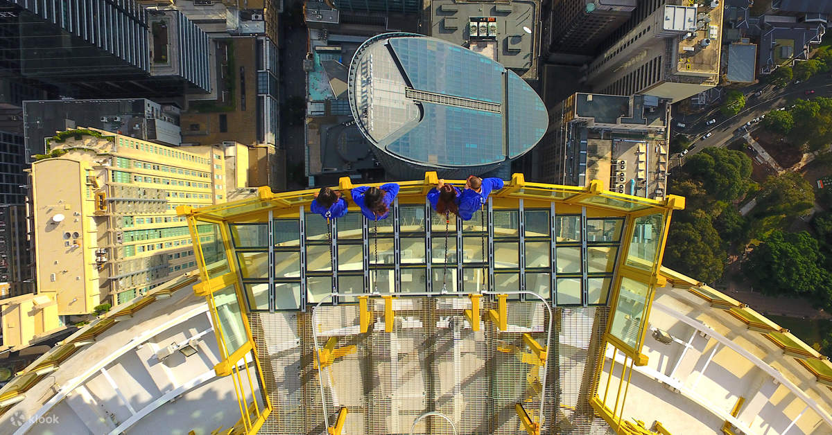 시드니에서 가장 높은 야외 전망대(268m)에서 하늘을 걷는 듯한 기분을 느껴보세요. 발 바로 아래에는 CBD가 펼쳐지고, 친절한 가이드가 시드니의 상징적인 랜드마크를 가리키며 최고의 이야기를 들려줄 것입니다!