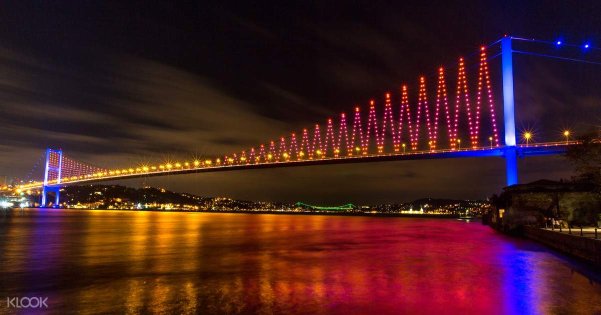 Intrattenimento E Cena In Battello Nello Stretto Del Bosforo A Istanbul