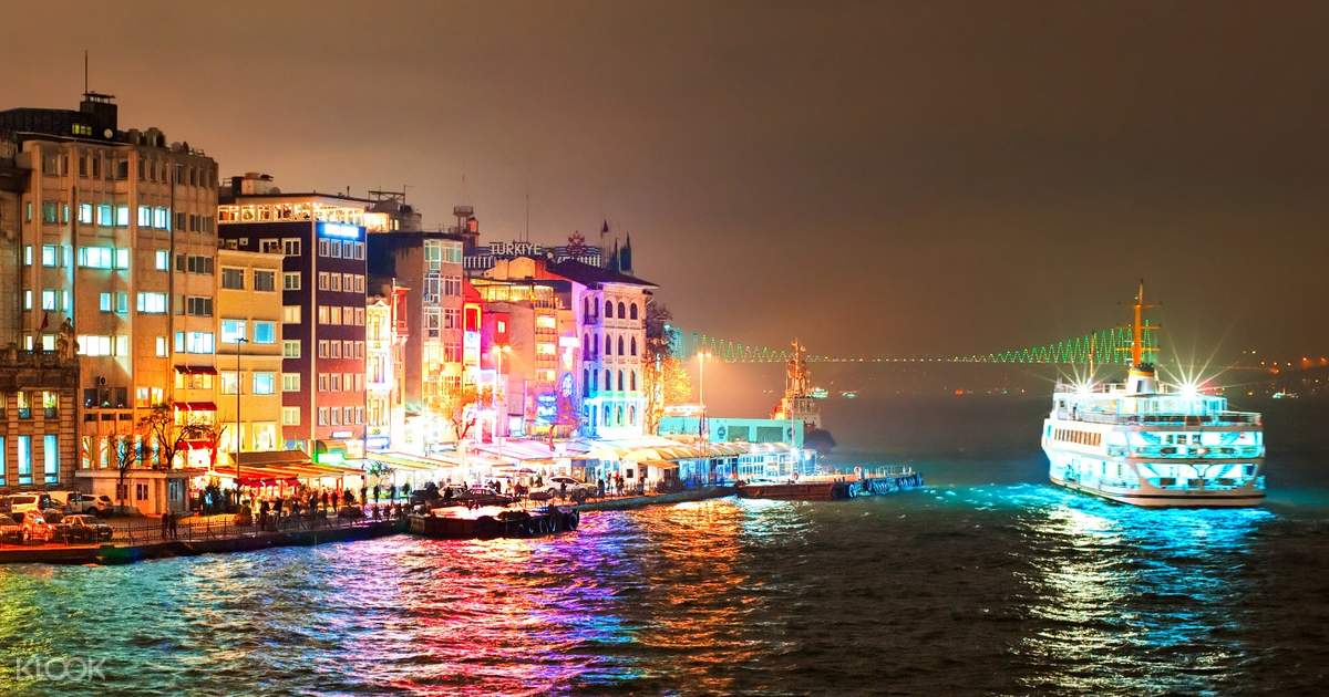 Intrattenimento E Cena In Battello Nello Stretto Del Bosforo A Istanbul