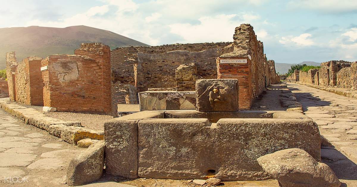 guided day tour of pompeii and mount vesuvius from naples