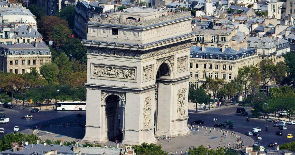 荻原美里さん View from the Ark de Triomphe File:Front view of the Arc de Triomphe, Paris 23 February