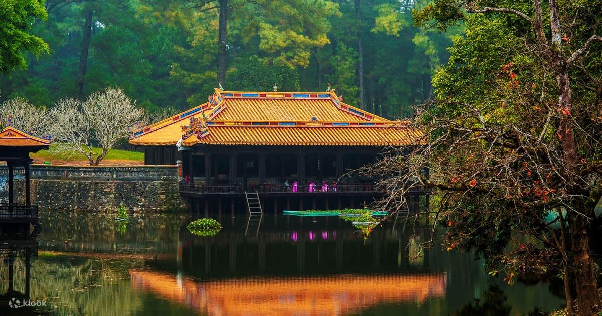 Lăng Tự Đức nhìn từ cổng vào