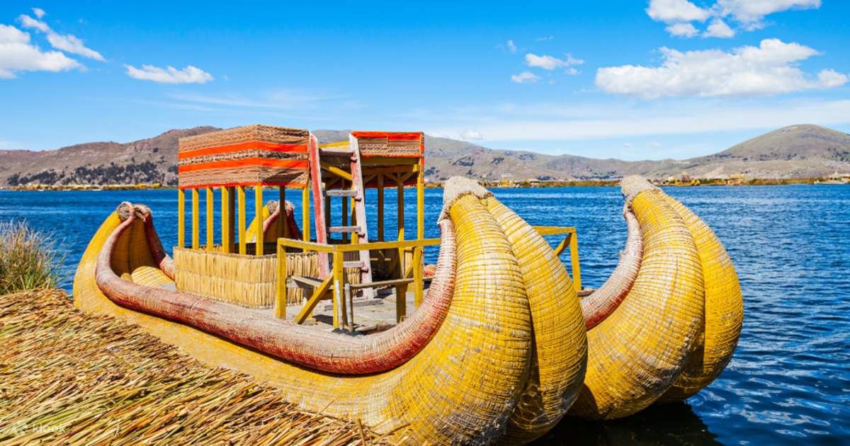 チチカカ湖の素材で出来た帆船 トトラ船近くプーノ、ペルーのチチカカ湖