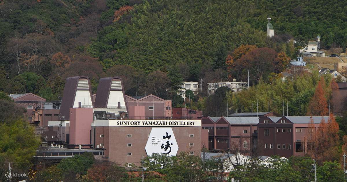 Distillerie Suntory Yamazaki et feuilles d'automne lors de la visite de ...