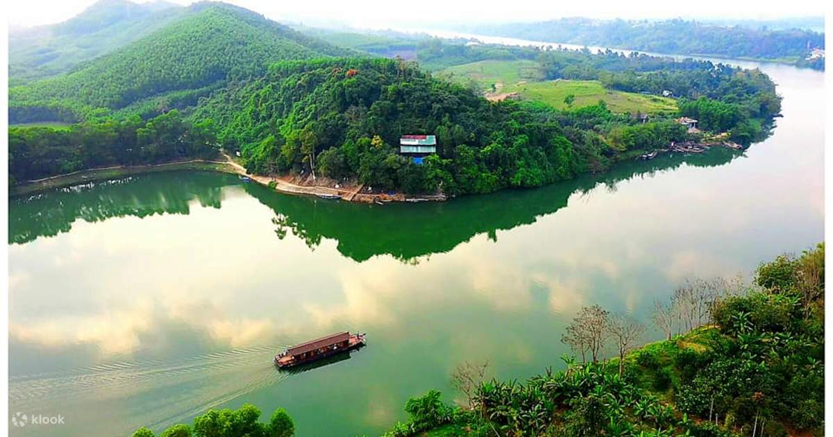 Hãy cùng chiêm ngưỡng cảnh hoàng hôn trên sông Hương đầy tuyệt đẹp. Với thiên nhiên xanh tươi, người ta có thể thấy những tia nắng mặt trời chiếu rọi trên mặt nước tạo nên một bức tranh tuyệt vời.