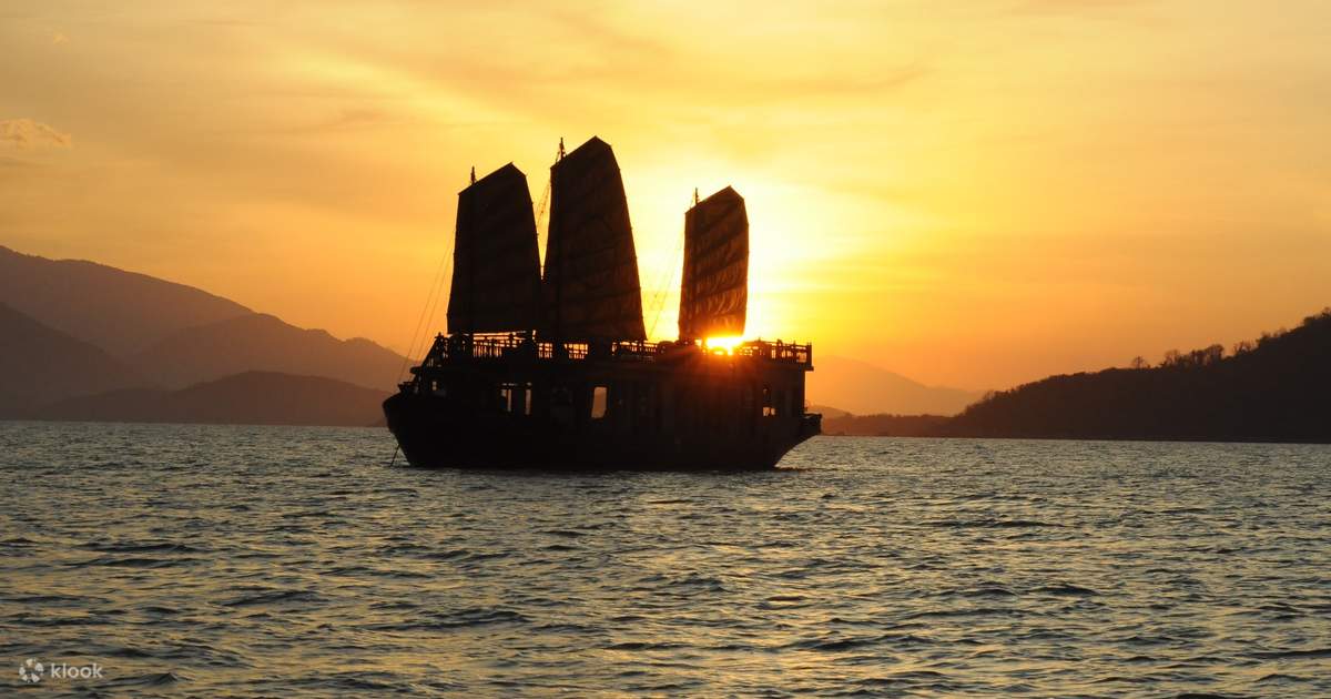 Tour Ngắm Hoàng Hôn và Ăn Tối Trên Du Thuyền Emperor ở Vịnh Nha Trang -  Klook Việt Nam