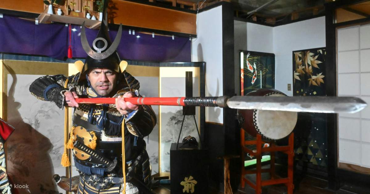 大阪城の近くで武士道の甲冑射撃とサムライ刀切り | Klook