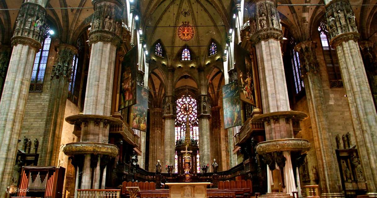 Duomo trưng bày vô số các chi tiết kiến ​​trúc ấn tượng