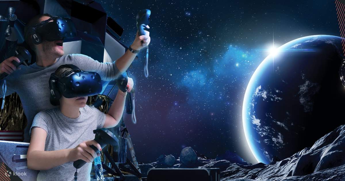 图片展示两个人戴着虚拟现实头盔，似乎正在体验太空相关的VR游戏，背景是太空与星球，给人一种科技与探险的感觉。
