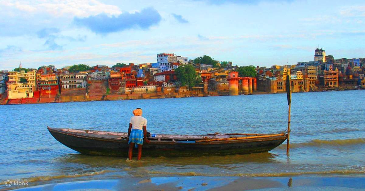 インド、バラナシでの午前のボートライドとガンガアールティ体験