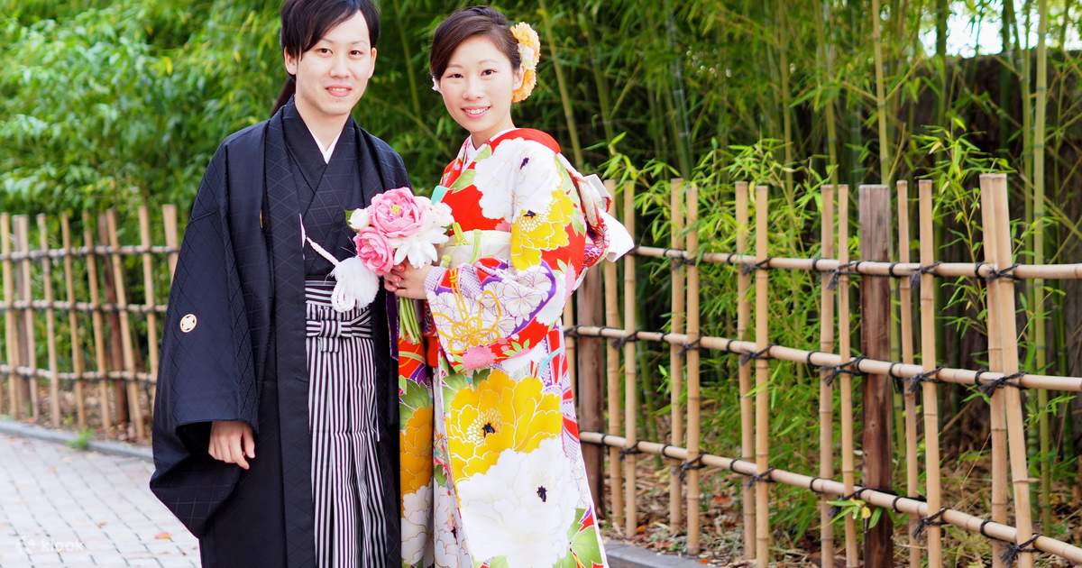 Những bức ảnh cưới kimono đem lại không gian ngập tràn văn hóa Nhật Bản. Từ thiết kế đến cách mix đồ, mọi thứ đều tinh tế và hài hòa. bạn nhìn vào hình ảnh này, bạn sẽ cảm nhận được tình yêu vĩnh cửu giữa hai người, tình yêu được ấm áp bởi chiếc kimono tuyệt đẹp.