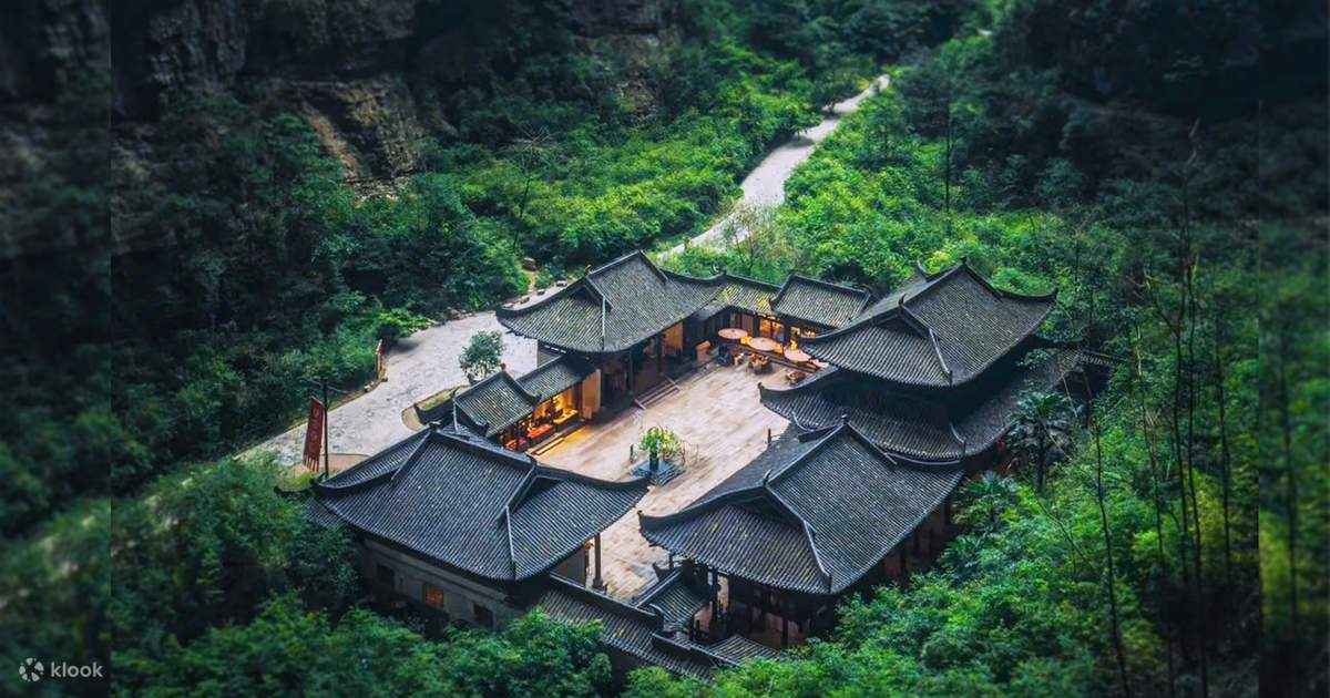 重慶武龍天生三橋と龍水峡の地割れを巡る古典的な 1 日ツアー (カルスト地質の驚異 + 映画トランスフォーマーの同じロケ地 + 市内にある天母 ...